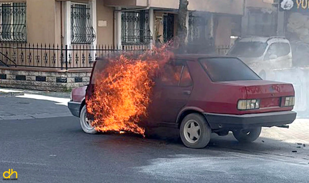 Seyir halindeki otomobil alev alev yandı