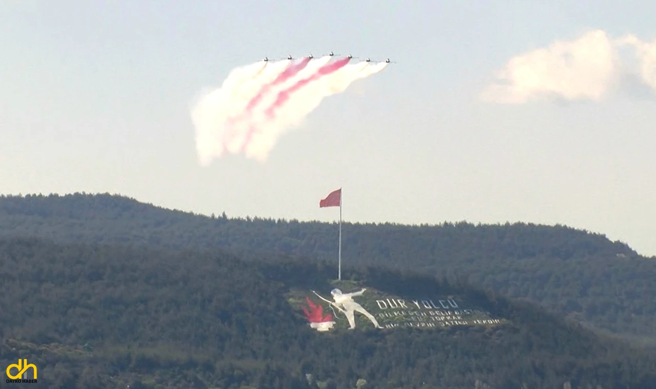 Türk Yıldızları’ndan gösteri uçuşu