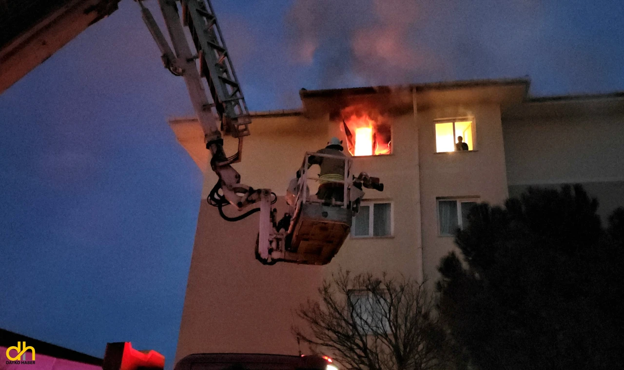 Yangında mahsur kaldı, merdivenli araçla kurtarıldı