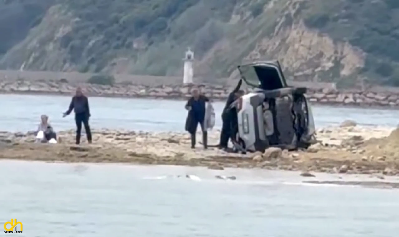 Otomobil bariyeri aşıp kumsala uçtu