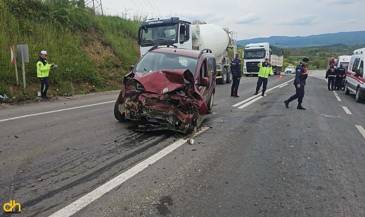 Otomobille hafif ticari araç çarpıştı; 1’i ağır, 4 yaralı