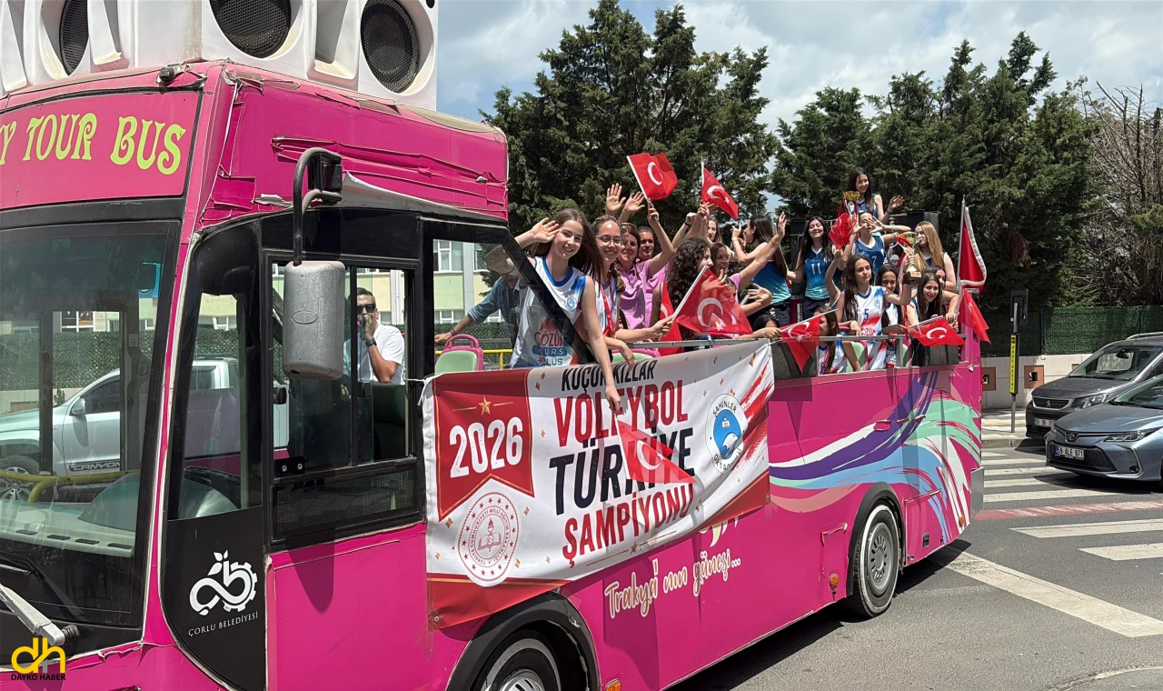 Şampiyon öğrencilerden üstü açık otobüsle şehir turu