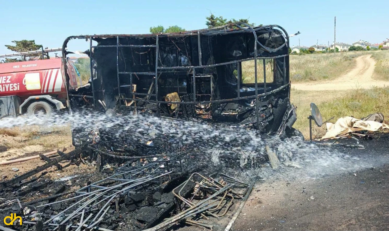 Park halindeki 2 karavan küle döndü
