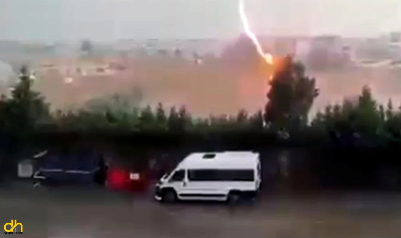 Ağaca yıldırım düşme anı kameraya yansıdı