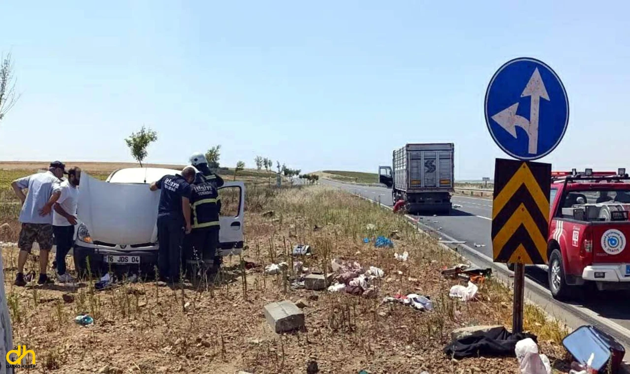 İki aracın çarpıştığı kazada 2 kişi yaşamını yitirdi, 3 kişi yaralandı