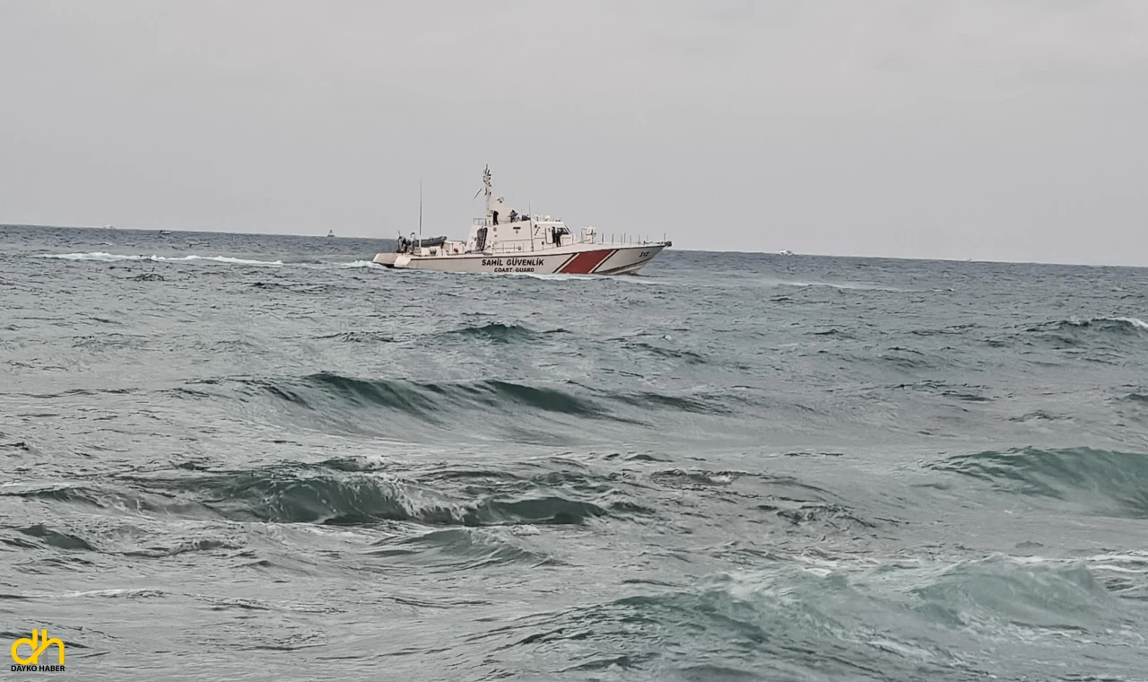 Denizde boğulma tehlikesi geçiren 3 kişi kurtarıldı, 1 kişi kayıp