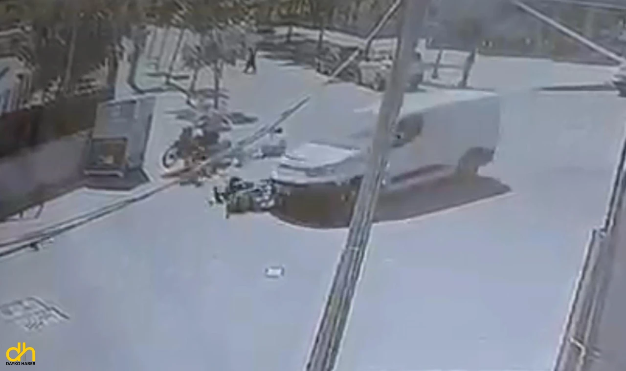 Hafif ticari araçla çarpışan motosikletteki 3 kişi yaralandı