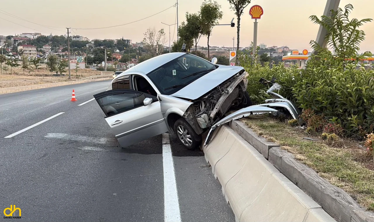Otomobil, refüjdeki aydınlatma direğine çarptı