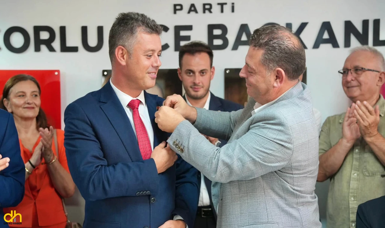 Sarıkurt, YENİ Parti rozetini taktı