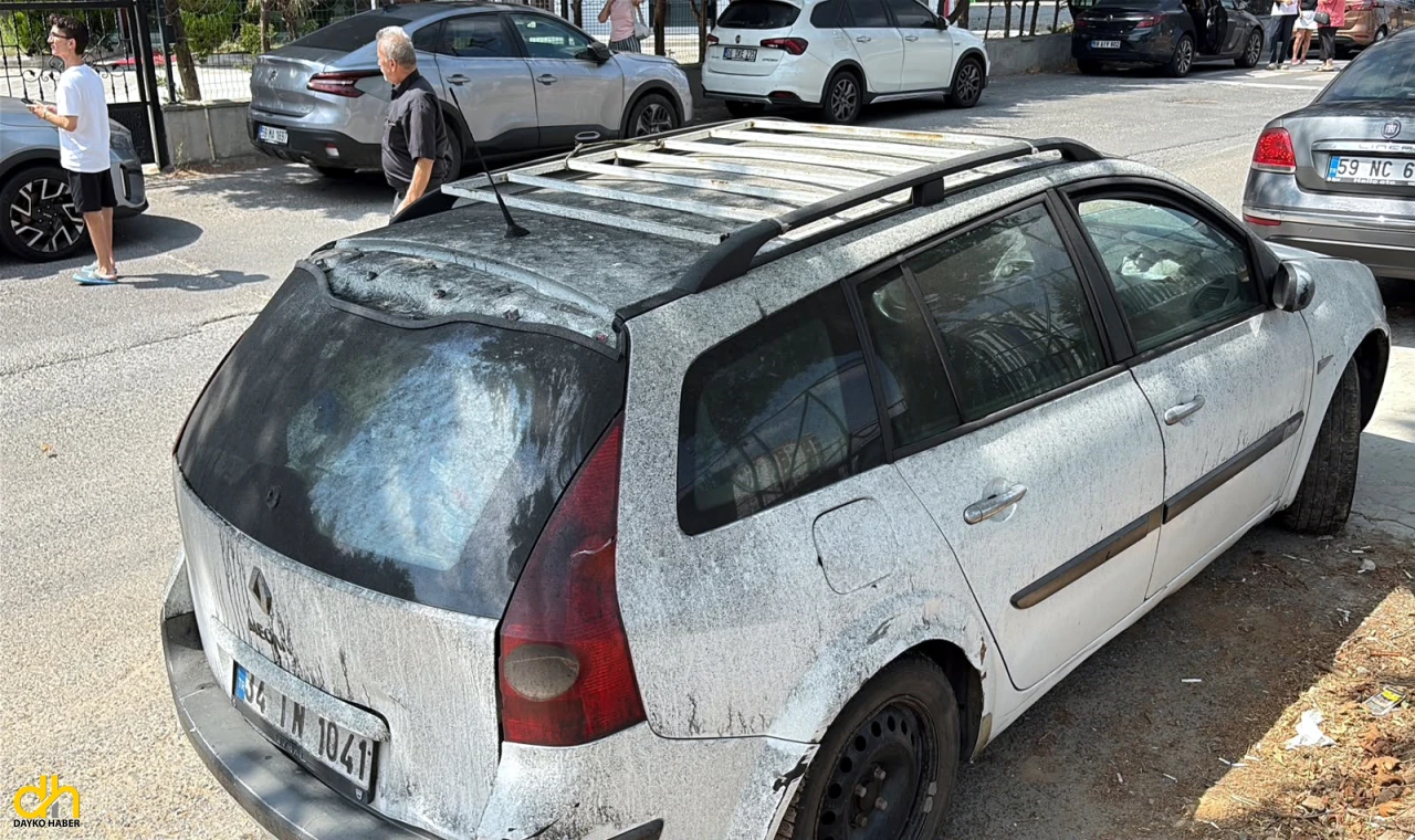 Şarjdaki elektrikli otomobilde çıkan yangında 3 araç zarar gördü