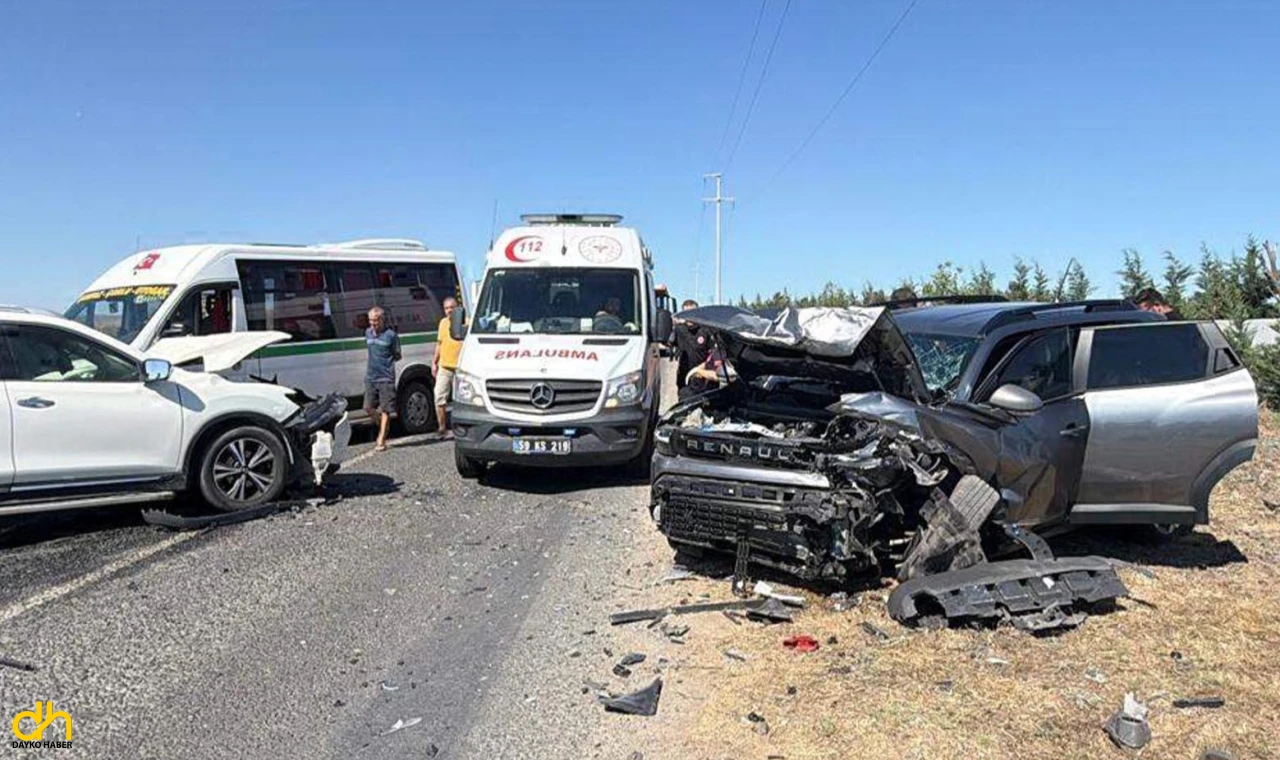 İki otomobil, kafa kafaya çarpıştı; 5 yaralı