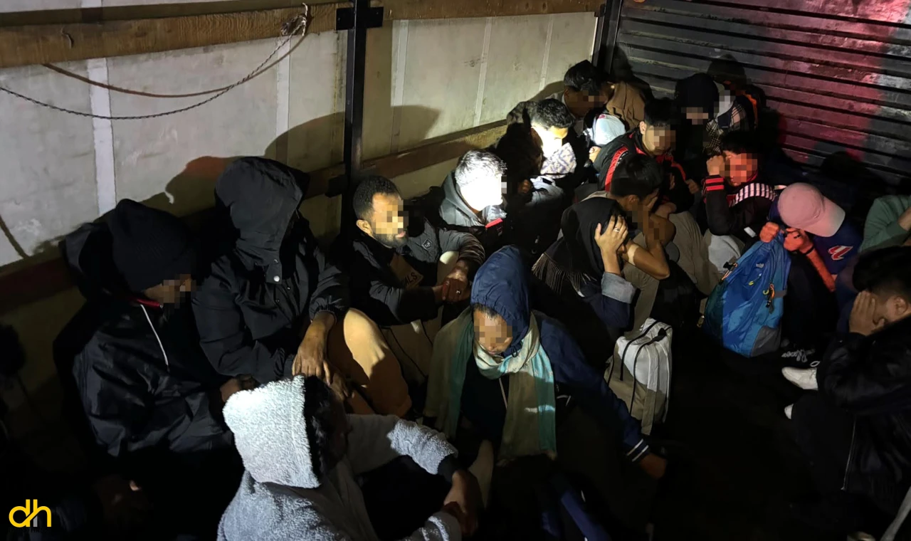 Kamyonette 19 kaçak göçmen yakalandı