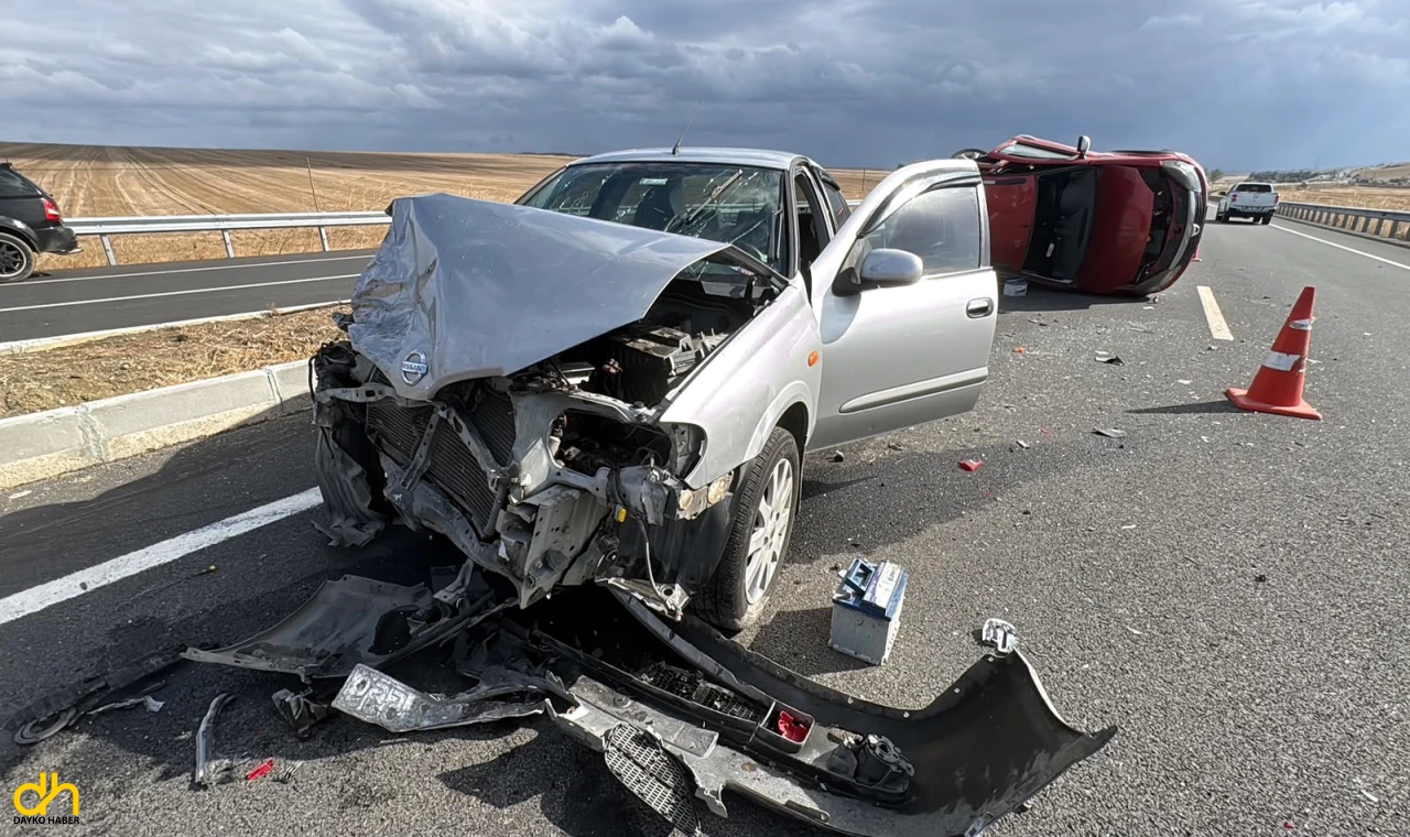 Kaza yapan otomobile başka otomobil çarpıp takla attı