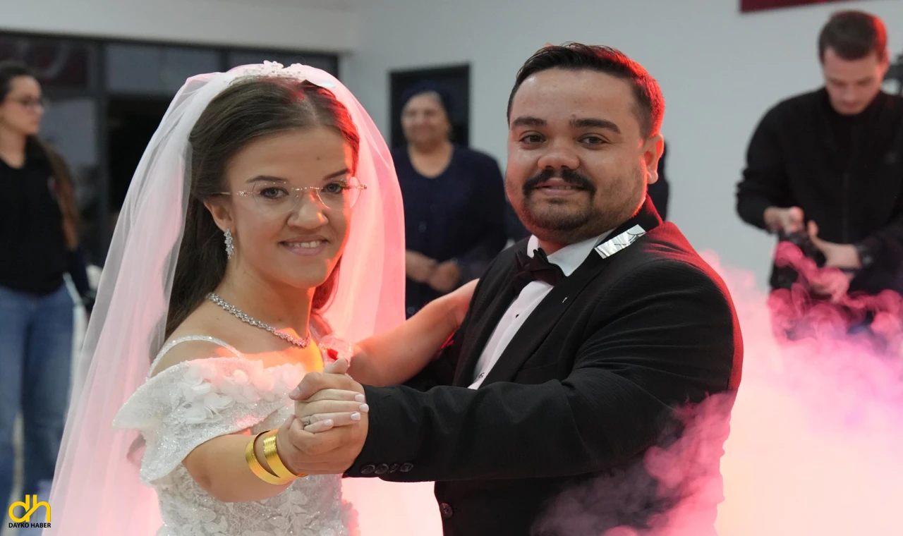 Akondroplazi hastası çift, dünyaevine girdi