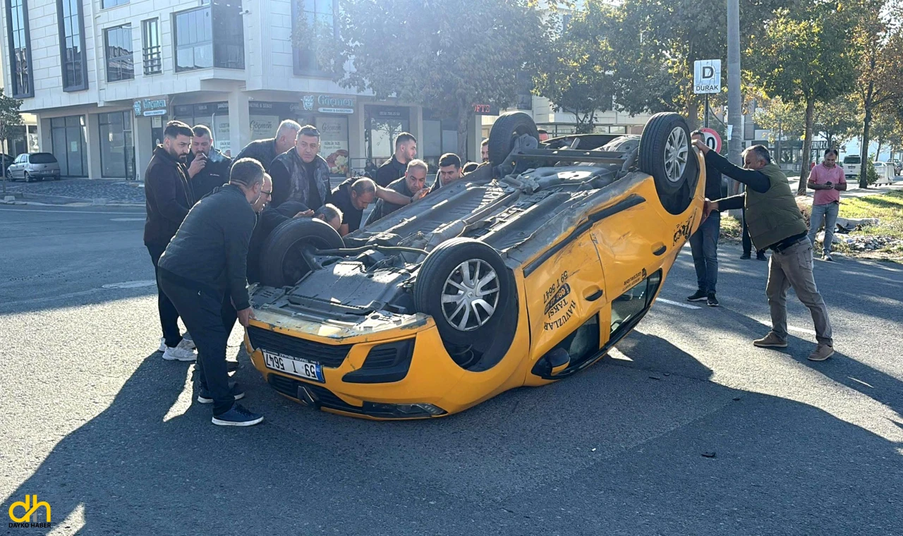 Otomobille çarpışan taksi takla attı