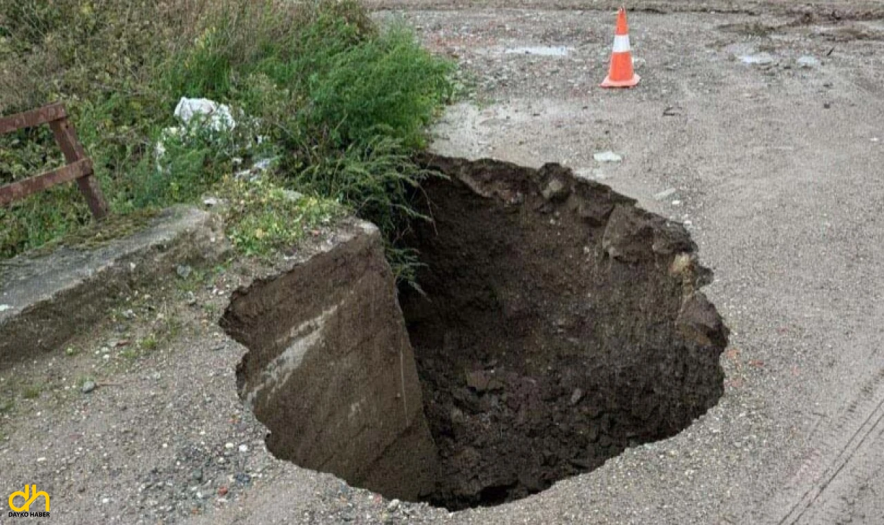Yol çöktü, tekneler karaya vurdu