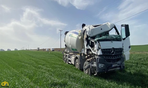 Direğe Çarpan Beton Mikseri Tarlaya Girdi