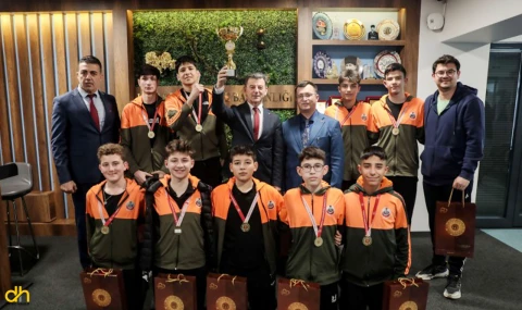 Şampiyon Voleybolcular Başkan Çetin’i Ziyaret Etti