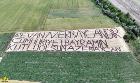 Azerbaycan’ın bağımsızlık gününü tarlasına yazdığı yazıyla kutladı