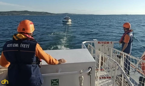 Çanakkale Boğazı’nda sürüklenen tekne kurtarıldı