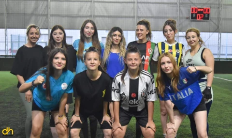 Kadınlar halı sahada futbol oynayıp stres attı
