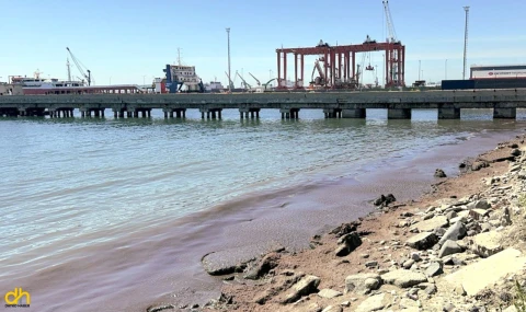 Kuvvetli rüzgâr sonrası sahil kırmızı yosunlarla kaplandı