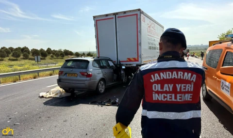 TEM’de cip, kamyona çarptı; 3 yaralı