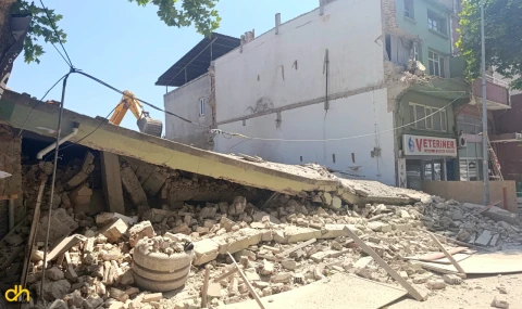 2 katlı bina yıkım sırasında çöktü