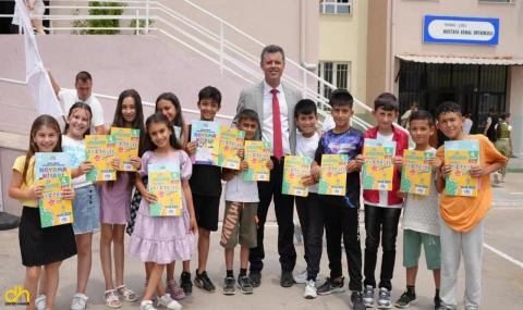 Başkan Sarıkurt, öğrencilere kitap dağıttı