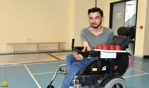Bedensel engelli Yücel, boccede stil geliştirip kürsüye çıktı