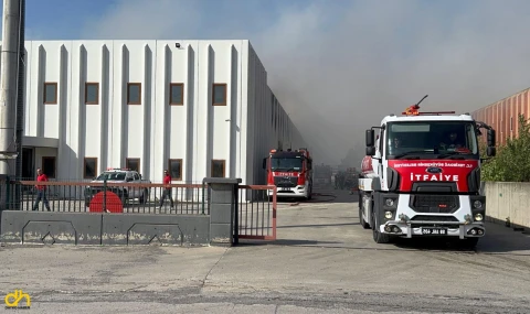 Depo yangınında gıda malzemeleri kül oldu