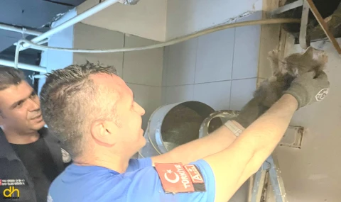 Havalandırma boşluğuna sıkışan yavru kediyi Çorlu AKE kurtardı