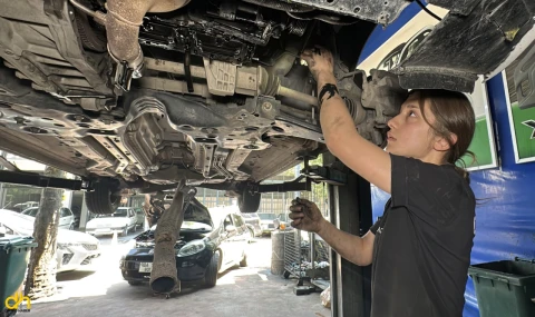 Kalfalığa terfi eden İncilay, tek başına motor tamir ediyor