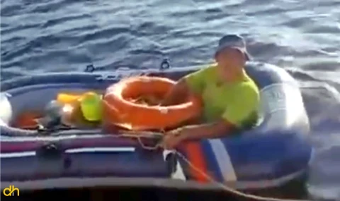 Lastik botla 1 saat sürüklendi, deniz polisini kurtardı