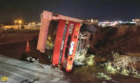 Otomobille çarpışan kamyonet devrildi