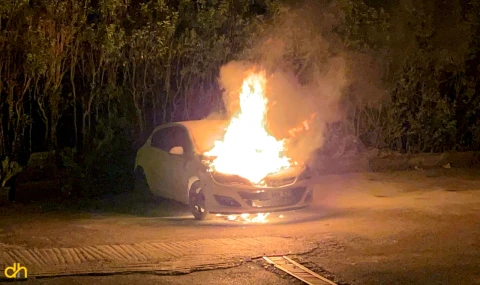 Park halindeki otomobil alev alev yandı