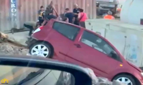 Şantiye alanına düşen otomobildeki 2 kişi yaralandı