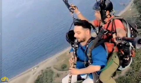 Uçarken klarnet çaldı