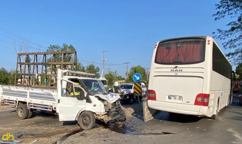Yolcu otobüsü ile kamyonet çarpıştı