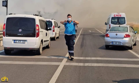 Anız yangını nedeniyle kara yolu ulaşıma kapatıldı