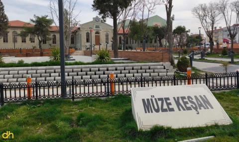 Müze bahçesine zarar verdiler