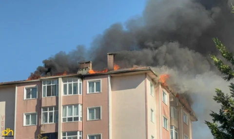 Onarım sırasında 8 katlı apartmanın çatısı yandı