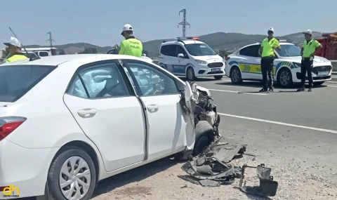 Otomobil radara çarptı, 1’i polis 2 kişi yaralandı