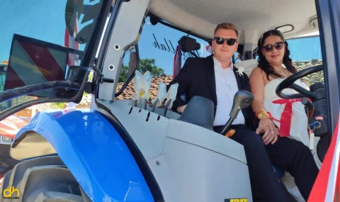 Süsledikleri traktörü gelin arabası yaptılar