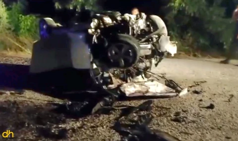 İki otomobilin çarpıştığı kazada 6 kişi yaşamını yitirdi