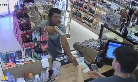 Kurusıkı tabancayla büfe soyan soyguncu tutuklandı