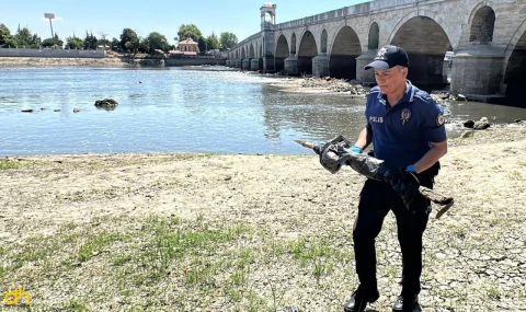 Suların çekildiği Meriç Nehri'nde tarihî tüfek bulundu