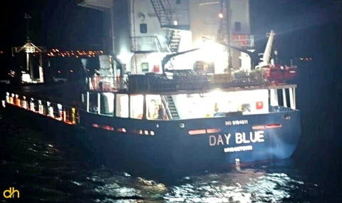 Çanakkale Boğazı’nda arızalanan gemi limana çekildi