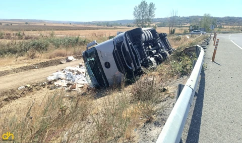 Devrilen TIR’ın sürücüsü yaralandı