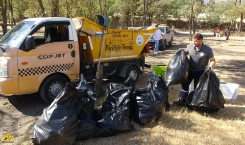 Dünya Temizlik Günü’nde 3 saatte 100 torba atık topladılar